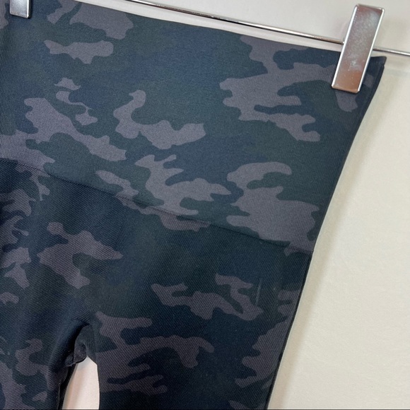 SPANX Look At Me Now Camo Seamless Leggings S - Picture 3 of 8